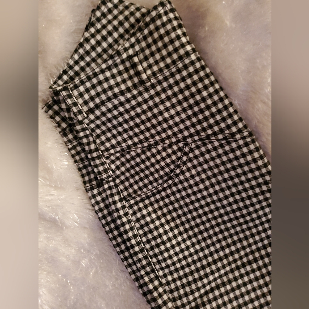 Women Black and White Checkered Capri